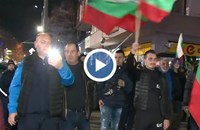 Искания за оставка огласиха площадите за пета поредна вечер