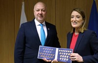 Росен Желязков подари български евромонети на Урсула фон дер Лайен и Роберта Мецола