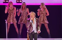 Род Стюарт превърна първия си концерт в София в грандиозен празник