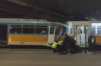 Кола предизвика катастрофа между два трамвая в София