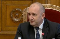 Радев: Мъжете в ГЕРБ се крият зад жени