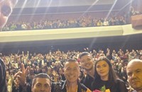 Русенец падна на колене и поиска ръката на любимата си по време на концерт на Георги Христов