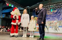 Пенчо Милков запали светлините на коледната елха в Русе