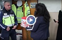 Полицай ескортира раждаща жена до болницата