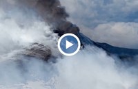 Етна изригна докато скиори карат по склоновете под него