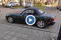 Кола с коледни лампички привлича интереса на русенци