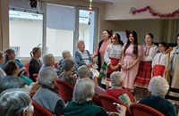 "Белите лястовици" стоплиха сърцата на възрастни хора за Коледа