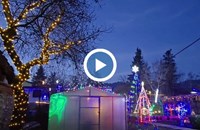 Ученик сътвори коледна феерия с 1500 метра светещи гирлянди в Разлог