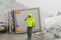 Обърнати камиони блокираха пътища на Коледа