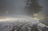 Сняг и мъгла затрудняват движението през прохода „Шипка“