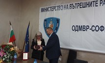 Директорът на ОДМВР - София подари оръжие на прокурор Наталия Николова