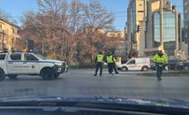 Катастрофа между трамвай и автобус затрудни движението в София