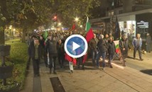 Граждани обсипаха с тоалетна хартия МВР, протести заляха страната