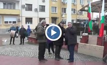 Протест и контрапротест блокират центъра на Враца