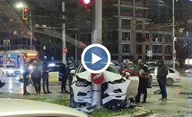 Кола се заби в стълб на оживено кръстовище в София