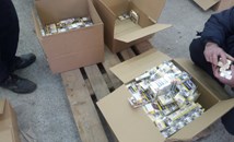 Митничари задържаха над 9000 кутии цигари в камион край Видин