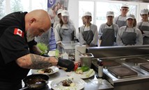 Шеф Хю Бутен представи модерна каварма пред ученици в Русе