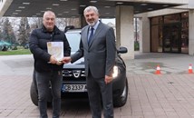 Драгомир Драганов връчи ключовете на джип на шефа на пътното в Русе