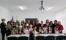 Първокласници внесоха коледния дух в РУО – Русе