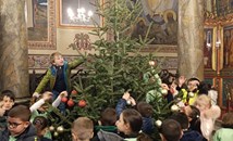 Първокласници украсиха коледната елха в катедралния храм на Русе