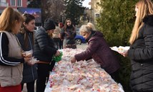Раздадоха 1000 парчета баница с късмети на площада в Бяла