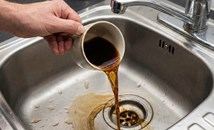 Водопроводчици: Спрете да изхвърляте утайката на кафето в мивката