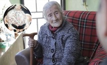 Възрастна жена носи "каменно бебе" повече от 60 години