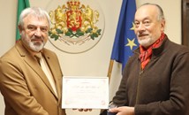 Директорът на Русенската опера връчи кристален приз на областния управител