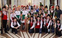 Румен Радев посрещна в Президентството коледарчета от Русе