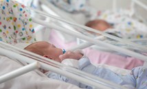 Трима братя станаха бащи на четири бебета в един ден