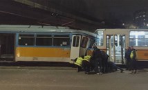 Кола предизвика катастрофа между два трамвая в София