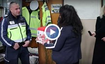 Полицай ескортира раждаща жена до болницата