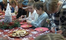 Украински деца в София зарадваха военните с коледни сладки