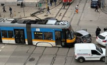 Трамвай и кола се удариха пред Централните хали в София