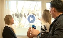 Студентки сушат домашен суджук на балкон в общежитие