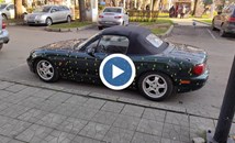 Кола с коледни лампички привлича интереса на русенци