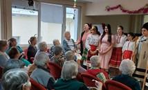 "Белите лястовици" стоплиха сърцата на възрастни хора за Коледа