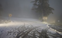 Сняг и мъгла затрудняват движението през прохода „Шипка“