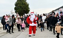 Дядо Коледа акостира с военен катер във Варна