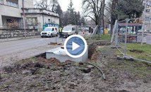 Монтираха бункерите за смет до Американското пазарче