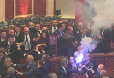 Опозицията окупира местата на министрите а гвардията се намеси със