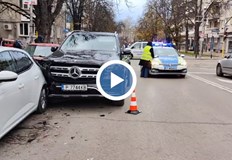 Жена с Мерцедес помете пешеходец и се заби в паркирани