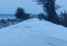 Закъсали автомобили и големи навявания блокираха пътя между Обретеник и
