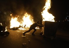 Обвиняемите са хвърляли камъни и пиротехника по полицаите на протеста