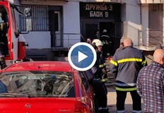Огнеборец пострада при потушаването на пламъците в блок 9Възрастен мъж