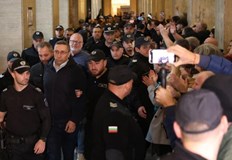 Напрежение в Съдебната палата pротестиращи обградиха влогъра Любомир ЖечевСедемте