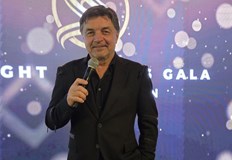 Роденият в Русе музикант слуша албума на грамофон от Кореком