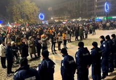 Викове Оставка огласиха централния площад Свобода Жители на Русе се събраха