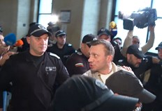 Единият от обвиняемите за принуда и наркотици е с влошено