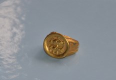 Ценната находка тежи близо 24 грама и символизира съпружеска вярност